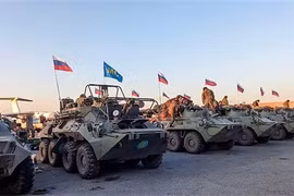 Xe quân sự thuộc Lực lượng giữ gìn hòa bình Nga di chuyển tới Yerevan, Armenia ngày 12/11. (Ảnh: AFP/TTXVN)