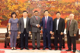 Phó Chủ tịch Ủy ban Nhân dân tỉnh Bắc Ninh Vương Quốc Tuấn tiếp và làm việc với đoàn Đại sứ quán Sri Lanka tại Việt Nam. (Ảnh: Thái Hùng/TTXVN)