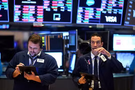 Giao dịch viên làm việc tại sàn giao dịch chứng khoán New York, Mỹ. (Ảnh: AFP/TTXVN)