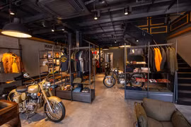 Showroom được thiết kế với triết lý tối giản. (Ảnh: Minh Sơn/Vietnam+)