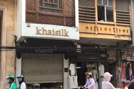 Cửa hàng Khaisilk trên phố Hàng Gai sau khi bị cơ quan chức năng kiểm tra. (Ảnh: Đức Duy/Vietnam+)