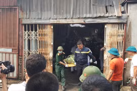 Các nạn nhân trong vụ cháy đang được đưa ra khỏi hiện trường. (Ảnh: Sơn Bách/Vietnam+)