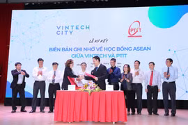 VinTech đã ký thỏa thuận cung cấp 6 suất học bổng toàn phần cho các sinh viên trường Học viện Công nghệ Bưu chính Viễn thông. (Ảnh: Minh Sơn/Vietnam+)