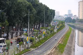 Làn đường dành cho xe đạp và người đi bộ ven đường Láng cạnh sông Tô Lịch đã chính thức được đưa vào sử dụng. Tuyến đường dài gần 4 km một đầu nối với đường Cầu Giấy, đầu kia nối Ngã Tư Sở (quận Đống Đa, Hà Nội). (Ảnh: PV/Vietnam+)