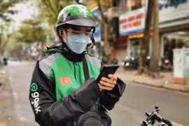 Anh Trần Đức Lượng – Tài xế đặc biệt của Gojek. (Ảnh: VC/Vietnam+)