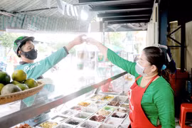 Chuyển đổi số được xem là giải pháp giúp các doanh nghiệp kinh doanh vừa, nhỏ và siêu nhỏ nhanh chóng thích ứng với xu hướng tiêu dùng mới. (Nguồn: Chè bưởi Đồng Tháp) 