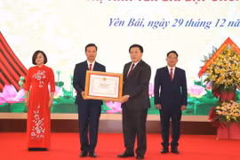 Ông Nguyễn Xuân Thắng trao Bằng công nhận Trường Chính trị tỉnh Yên Bái đạt chuẩn mức 1 cho lãnh đạo nhà trường. (Ảnh: Việt Dũng/TTXVN)