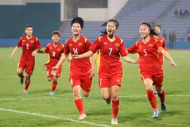 Các cầu thủ U20 Nữ Việt Nam ăn mừng bàn thắng san bằng tỷ số 1-1 trong trận đấu gặp U20 Nữ Ấn Độ. (Ảnh: Trung Kiên/TTXVN) 