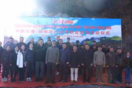 Sở Ngoại vụ tỉnh Hà Giang (Việt Nam) và Văn phòng Ngoại sự tỉnh Vân Nam (Trung Quốc) chụp ảnh lưu niệm tại Lễ khởi động Kiểm tra Biên giới song phương. (Ảnh: Minh Tâm/TTXVN)