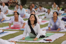 Biểu diễn tập Yoga tại Amritsar, Ấn Độ. (Ảnh: THX/TTXVN)