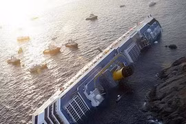 Chiếc tàu Costa Concordia mắc cạn tại đảo Giglio của Italy. (Nguồn: Reuters)