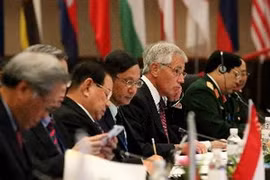 Bộ trưởng Quốc phòng Việt Nam Phùng Quang Thanh (thứ 2 từ bên phải) và trưởng đoàn của các nước tham dự hội nghị. (Ảnh: AFP/TTXVN)