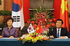Chủ tịch nước Trương Tấn Sang và Tổng thống Hàn Quốc Park Geun Hye gặp gỡ báo chí sau khi kết thúc hội đàm. (Ảnh: Nguyễn Khang/TTXVN)