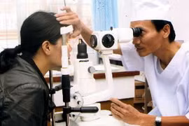 Khám, phát hiện bệnh về mắt. (Ảnh: Hữu Oai/TTXVN)