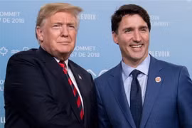 Thủ tướng Canada Justin Trudeau (phải) và Tổng thống Mỹ Donald Trump tại cuộc gặp ở Quebec của Canada ngày 8/6 vừa qua. (Ảnh: AFP/TTXVN)