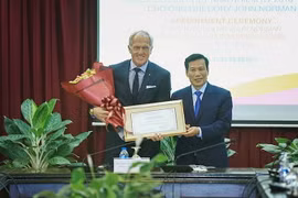 Bộ trưởng Bộ Văn hóa-Thể thao và Du lịch Nguyễn Ngọc Thiện trao quyết định Đại sứ du lịch Việt Nam cho ông Greg Norman. (Ảnh: Trọng Đạt/TXVN)