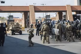 Binh sỹ Mỹ tham gia cuộc diễn tập ở Hidalgo của Texas, biên giới Mỹ-Mexico ngày 5/11 vừa qua. (Ảnh: AFP/TTXVN)
