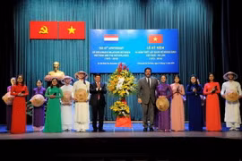 Phó Chủ tịch UBND Thành phố Hồ Chí Minh Huỳnh Cách Mạng và Tổng lãnh sự Vương quốc Hà Lan tại Thành phố Hồ Chí Minh Carel Richter tặng hoa các nghệ sỹ biểu diễn tại buổi lễ. (Ảnh: Xuân Khu/TTXVN)