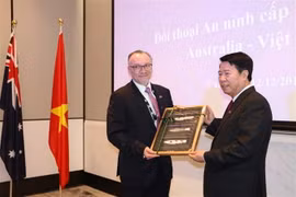 Tổng cục trưởng Tổng cục Chính sách Bộ Nội vụ Australia Marc Ablong tặng quà lưu niệm Thứ trưởng Bùi Văn Nam. (Ảnh: Sao Băng/TTXVN)