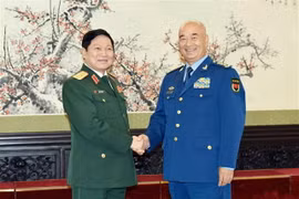 Đại tướng Ngô Xuân Lịch, Ủy viên Bộ Chính trị, Phó Bí thư Quân ủy Trung ương, Bộ trưởng Bộ Quốc phòng hội kiến với Thượng tướng Hứa Kỳ Lượng, Ủy viên Bộ Chính trị, Phó Chủ tịch Quân ủy Trung ương Trung Quốc. (Ảnh: Lương Tuấn/TTXVN)