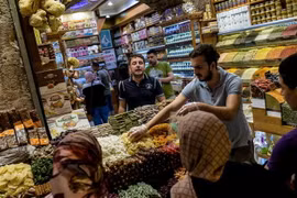 Tại một khu chợ ở quận trung tâm Sultanahmet ở Istanbul. (Ảnh: AFP/TTXVN)