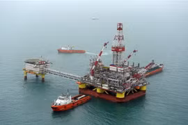 Giàn khoan dầu LSP-1 của Tập đoàn LUKOIL của Nga tại giếng dầu Korchagin trên biển Caspi. (Ảnh: AFP/TTXVN)