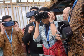 Bộ trưởng Doanh nghiệp Nhà nước Rini Soemarno thử VR xem vẻ đẹp của Mandalika trong Gian hàng Indonesia ở bên lề các cuộc họp IMF-WB ở Bali. (Nguồn: antaranews)