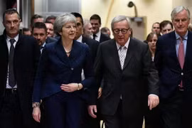 Chủ tịch Ủy ban châu Âu Jean-Claude Juncker (giữa) và Thủ tướng Anh Theresa May (trái) tại Brussels, Bỉ ngày 24/11. (Ảnh: AFP/TTXVN)