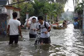 TPHCM khẩn trương khắc phục đê bao kênh Cầu Làng bị vỡ 