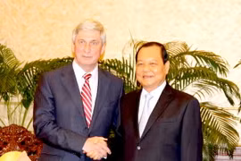 Bí thư Thành ủy Thành phố Hồ Chí Minh Lê Thanh Hải tiếp ông Melnikov Ivan Ivanovich, Phó Chủ tịch thứ nhất Duma Quốc gia Nga, Phó Chủ tịch thứ nhất Ủy ban Trung ương Đảng Cộng sản Nga. (Ảnh: Anh Tuấn/Vietnam+) 