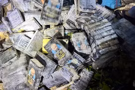 Các gói hàng nghi chứa ma túy. (Ảnh: TTXVN phát)