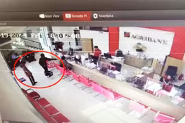 Hai tên cướp cầm súng xông vào ngân hàng.(Ảnh cắt từ camera an ninh)