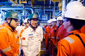 Chủ tịch nước Võ Văn Thưởng thăm hỏi, động viên chuyên gia và công nhân Giàn khai thác trung tâm của Công ty Liên doanh Điều hành Cửu Long (Cửu Long JOC). (Ảnh: Thống Nhất/TTXVN)