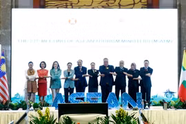 Các đại biểu dự Hội nghị chụp ảnh chung. (Ảnh: Phạm Kiên/TTXVN)