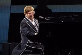 Danh ca Elton John biểu diễn trong chuyến lưu diễn vòng quanh thế giới "Farewell Yellow Brick Road" tại San Antonio, Texas, Mỹ, ngày 29/10/2022. (Ảnh: AFP/TTXVN)