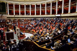 Quang cảnh phiên họp Quốc hội Pháp ở Paris ngày 19/12/2023. (Ảnh: AFP/TTXVN)