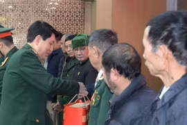 Đại tướng Lương Cường trao quà của Quân ủy Trung ương, Bộ Quốc phòng tặng các gia đình chính sách, người có công tiêu biểu tỉnh Hà Giang nhân dịp Tết Nguyên đán Giáp Thìn 2024. (Ảnh: Minh Tâm/TTXVN)