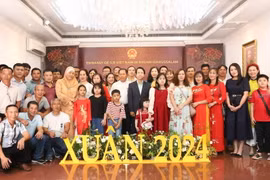 Đại sứ Việt Nam tại Brunei Darussalam Trần Anh Vũ chụp ảnh lưu niệm với cộng đồng kiều bào tại Brunei. (Ảnh: TTXVN phát)