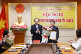Ông Nguyễn Xuân Ký, Bí thư Tỉnh ủy, Chủ tịch Hội đồng Nhân dân tỉnh, trao quyết định tiếp nhận và bổ nhiệm có thời hạn đối với ông Hoàng Trung Kiên, Trưởng Ban Quản lý Khu kinh tế tỉnh, giữ chức vụ Chánh Văn phòng Đoàn Đại biểu Quốc hội và Hội đồng Nhân dân tỉnh nhiệm kỳ 2021-2026. (Nguồn: Báo Quảng Ninh)