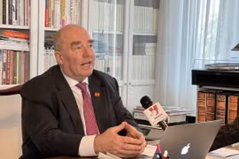 Ông Rolf Schulze, cựu Đại sứ Đức tại Việt Nam từ năm 2007-2011, hiện là Chủ tịch Hội Đức-Việt (GBA), trả lời phỏng vấn phóng viên TTXVN. (Ảnh: Phương Hoa/TTXVN)