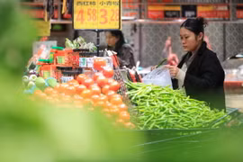 Người dân mua sắm trong siêu thị ở Quý Châu, Trung Quốc. (Ảnh: THX/TTXVN)