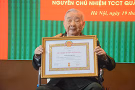 Đại tướng Nguyễn Quyết nhận Huy hiệu 85 năm tuổi Đảng. (Nguồn: Báo Quân đội Nhân dân)