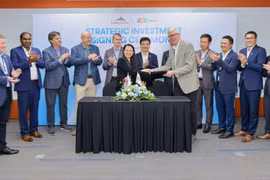 Lãnh đạo FPT và công ty Cardinal Peak tại lễ ký kết. (Ảnh: FPT)