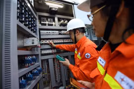 Công nhân Công ty Truyền tải điện 1 kiểm tra thiết bị TBA 220 kV Xuân Mai. (Ảnh: Huy Hùng/TTXVN)