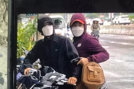 Hai nghi phạm trước thời điểm bị bắt giữ.. (Nguồn: Báo Tiền Phong)