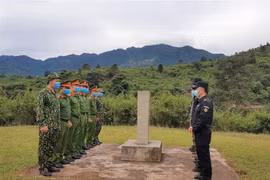 Các lực lượng chức năng thống nhất nội dung phối hợp song phương trên biên giới Việt Nam - Trung Quốc ngày 15/10/2020. (Ảnh: TTXVN phát)