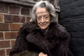 Nữ diễn viên Dame Maggie Smith trong bộ sưu tập giao mùa Xuân-Hè 2024 của Loewe. (Nguồn: AOL)