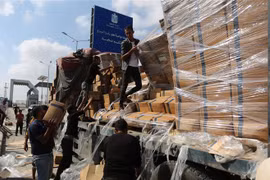 Bốc dỡ hàng viện trợ cho người dân Gaza tại khu vực cửa khẩu Rafah ngày 2/11/2023. (Ảnh: THX/TTXVN)