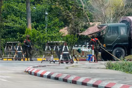 Binh sỹ gác trên đường phố tại Naypyidaw, Myanmar. (Ảnh: AFP/ TTXVN)