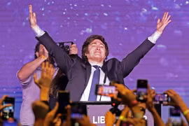 Niềm vui của ứng viên Tổng thống Argentina, Hạ nghị sỹ Javier Milei sau khi kết quả bầu cử sơ bộ được công bố tại Buenos Aires, ngày 14/8/2023. (Ảnh: AFP/TTXVN)